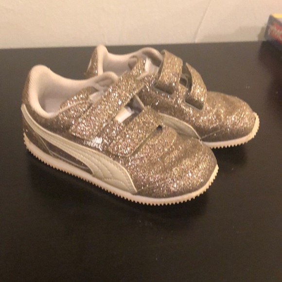 gold glitter pumas